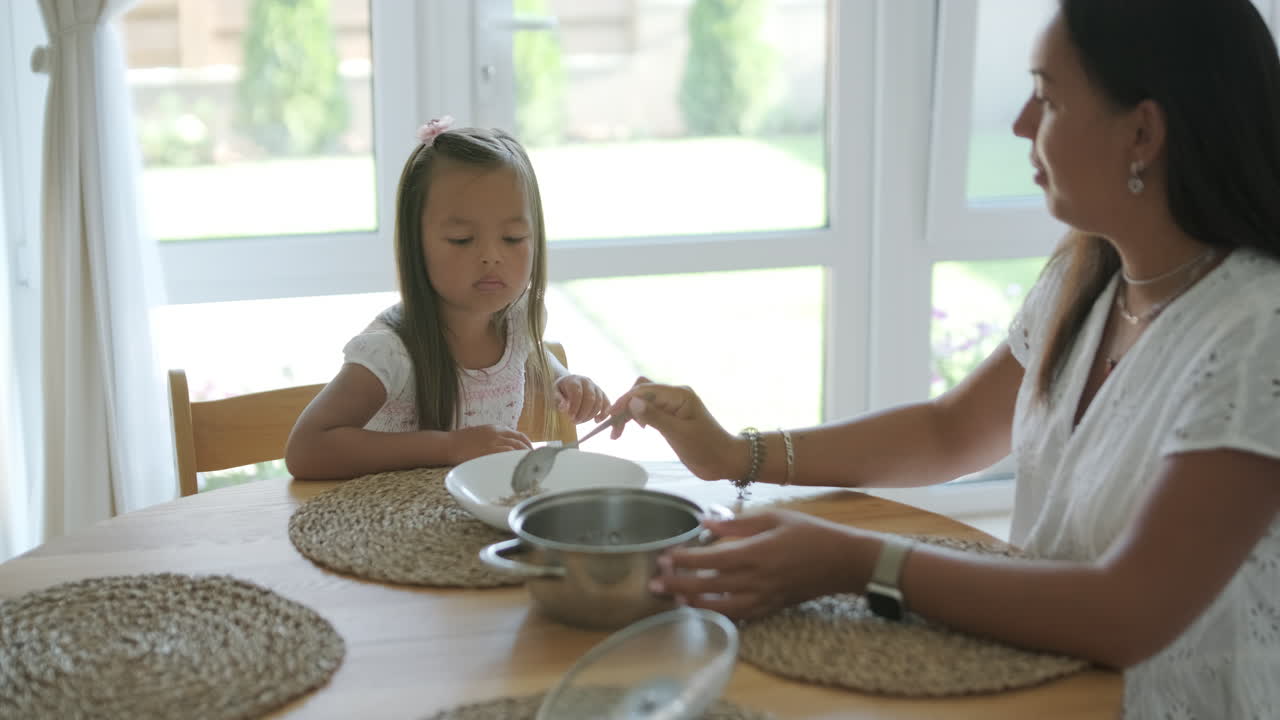 Madre e figlia che cenano
