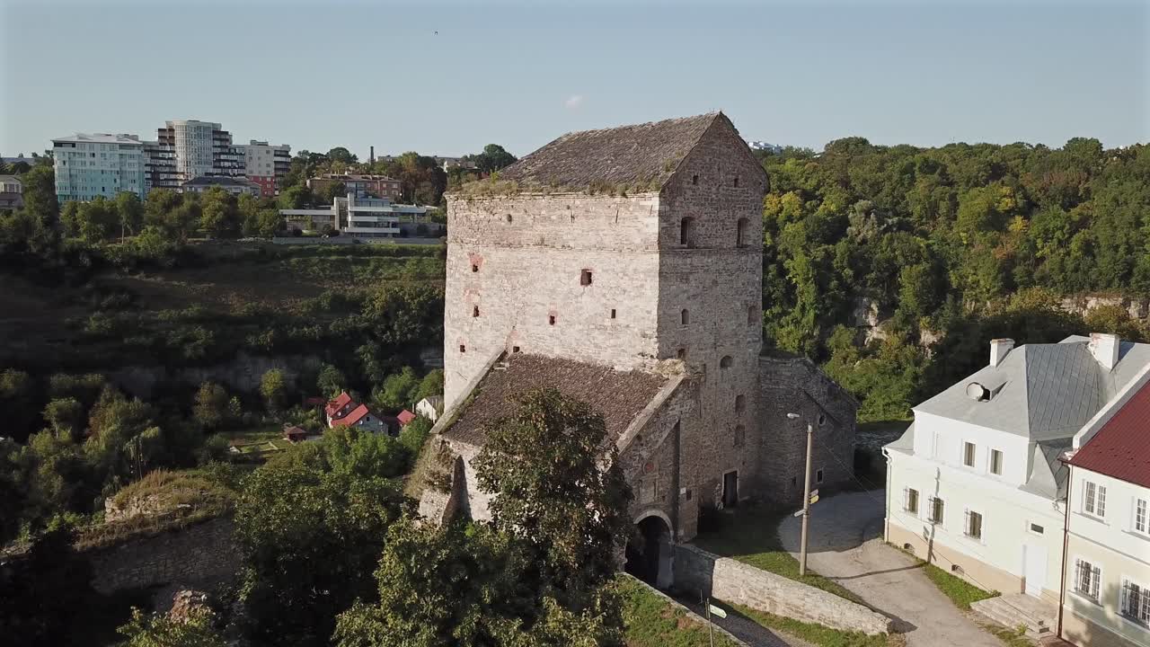 vista aérea del bastión medieval en kamyanets-podilskyi, ucrania en un día soleado. pan se fue lentamente.