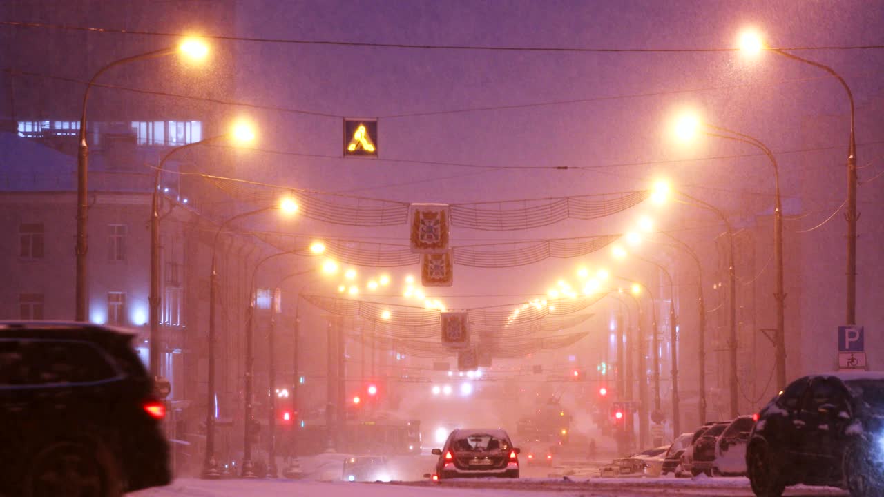 벨라루스 고멜 (belarus) - 레닌 거리의 도시 교통, 겨울의 눈 폭풍, 저녁 시간.