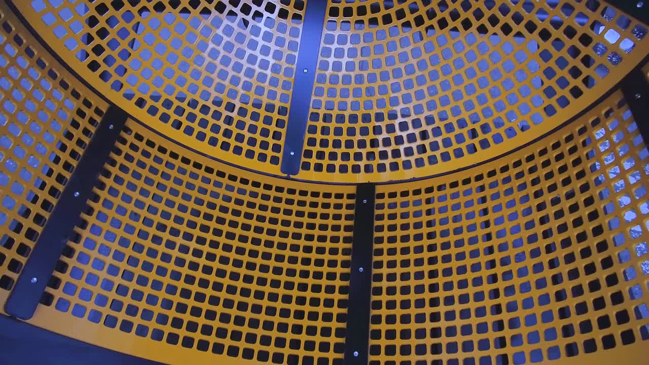 tamiz cilíndrico. equipos para tamizar el suelo, las piedras trituradas y otros materiales de construcción sueltos