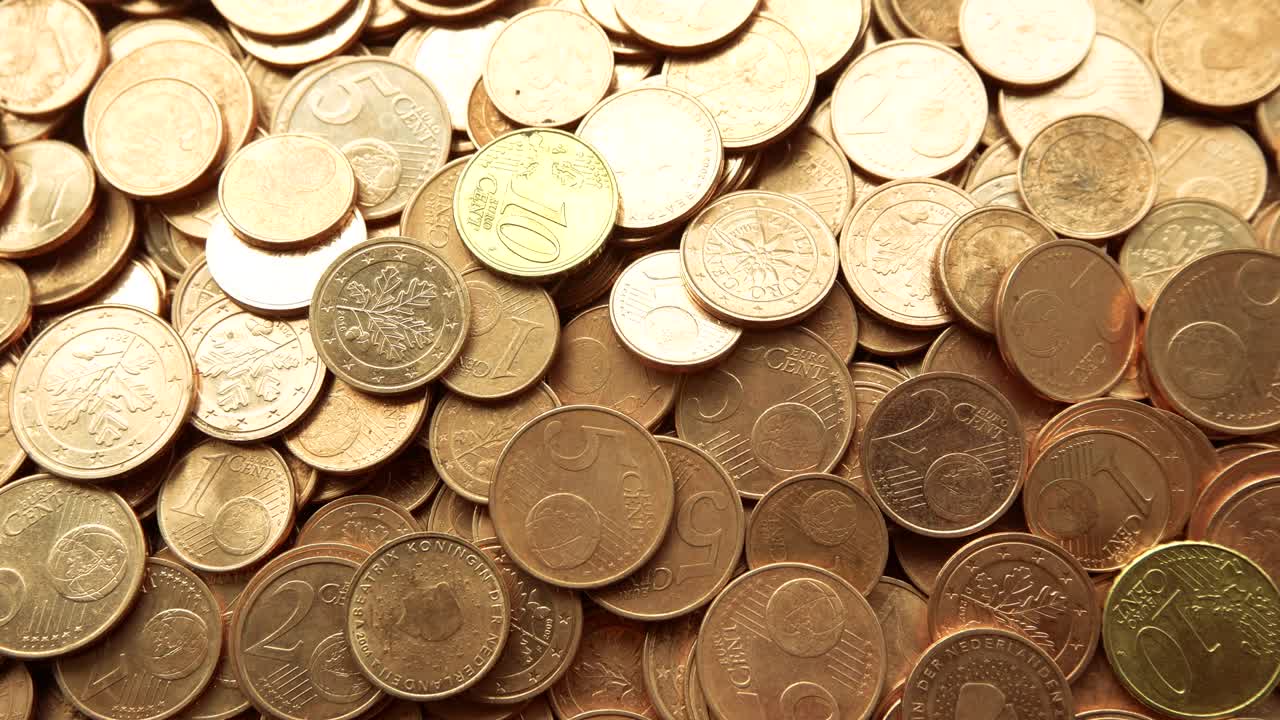 el video de la moneda de un centavo de euro. el fondo es un video.