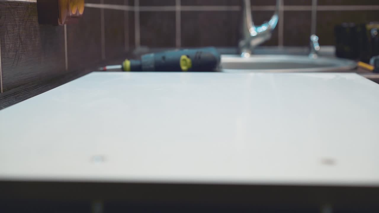 el maestro que produce e instala muebles muestra un dibujo en la mesa