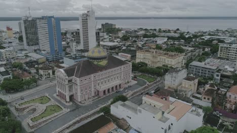 Die-Luftaufnahme-Des-Amazonastheaters-Von-Der-Drohne-Und-Der-Stadt-Manaus