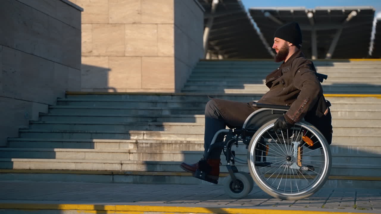 hombre en silla de ruedas subiendo escaleras