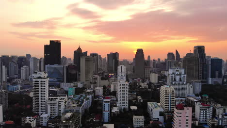 Vogelperspektive-Auf-Die-Wolkenkratzer-Von-Bangkok-Bei-Sonnenaufgang