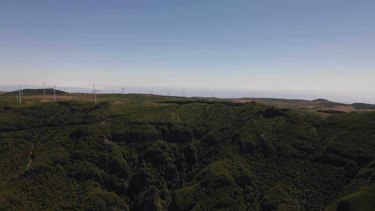 vista aérea de un parque eólico en la cima de las montañas de la isla de madeira-3