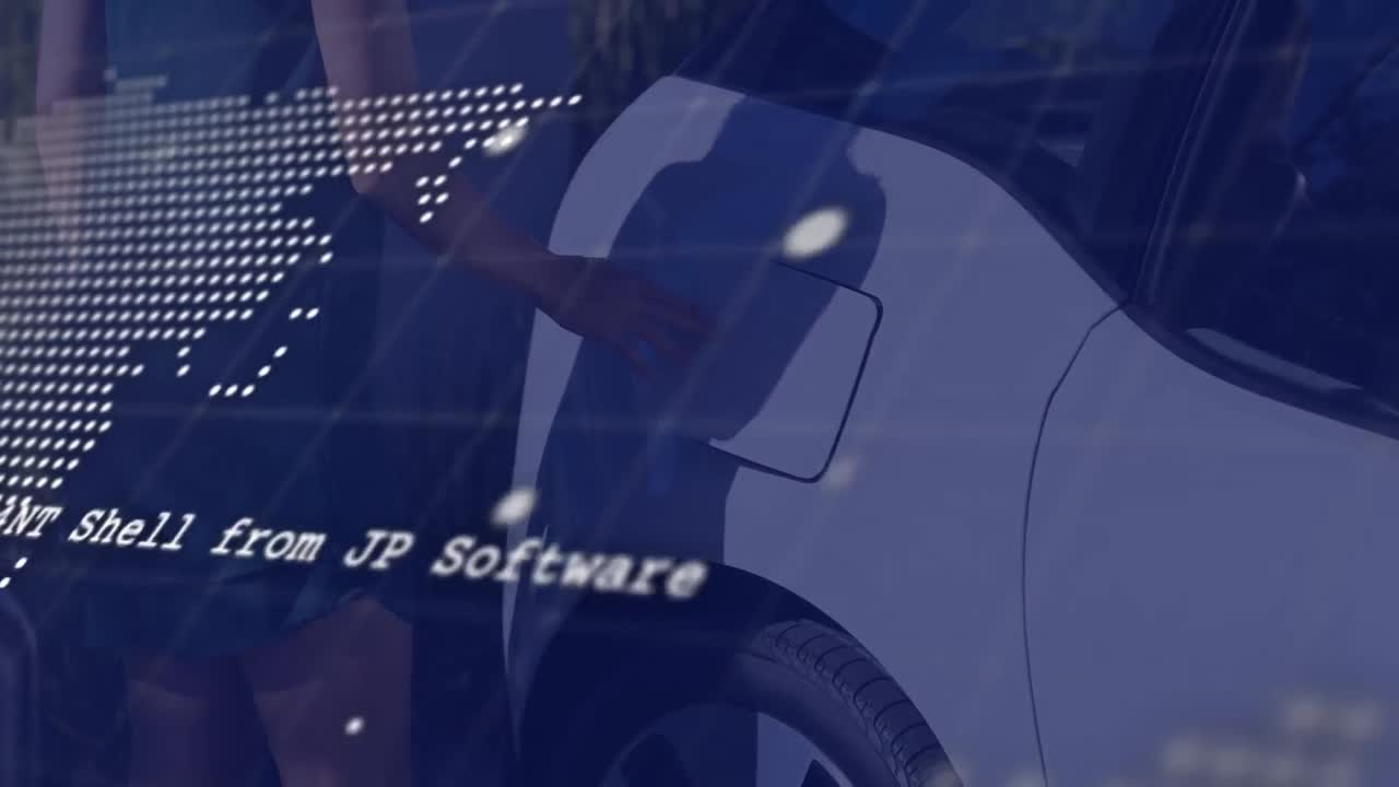 세계 지도와 데이터 처리의 애니메이션: 전기 자동차를 충전하는 백인 여성의 손