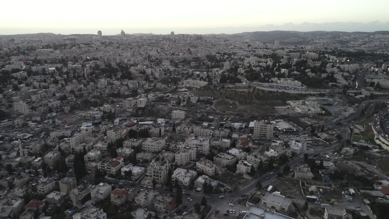 ciudad de jerusalén, israel. vista de la ciudad vieja de jerusalén. arquitectura local y distrito. paisaje urbano y carretera en el fondo