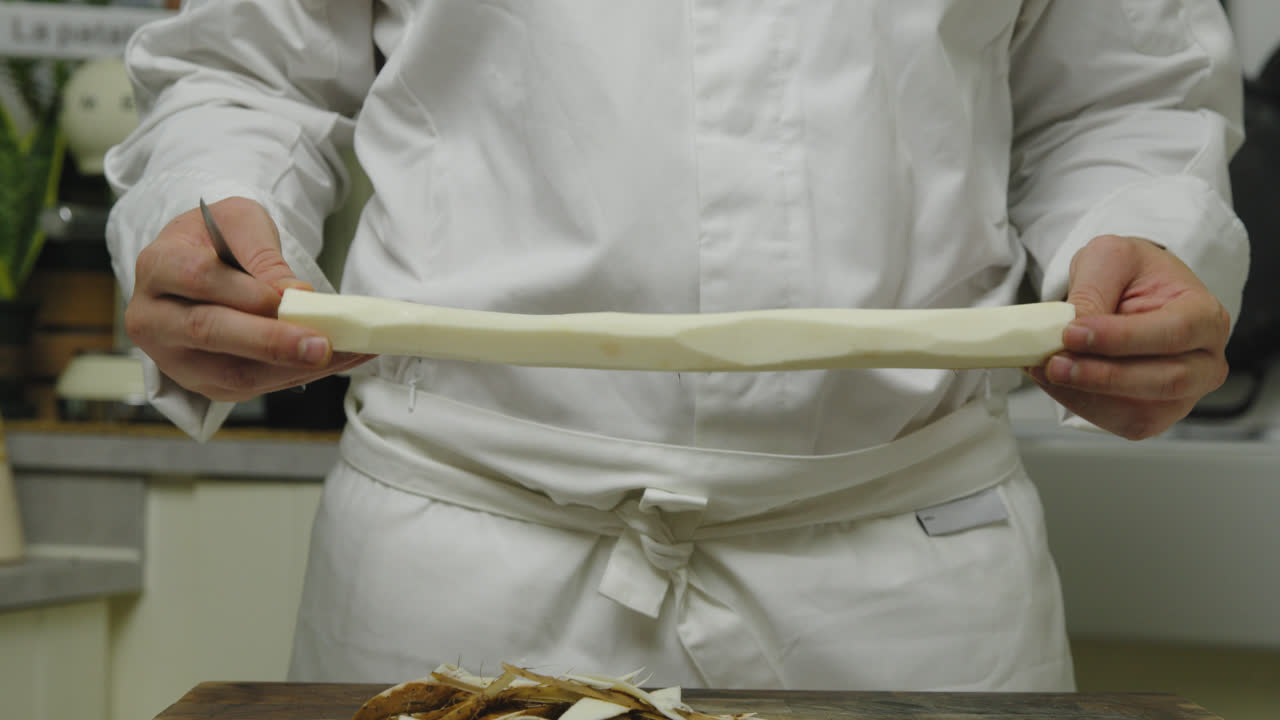 chef revisando verduras de rábano para detectar fallas visibles