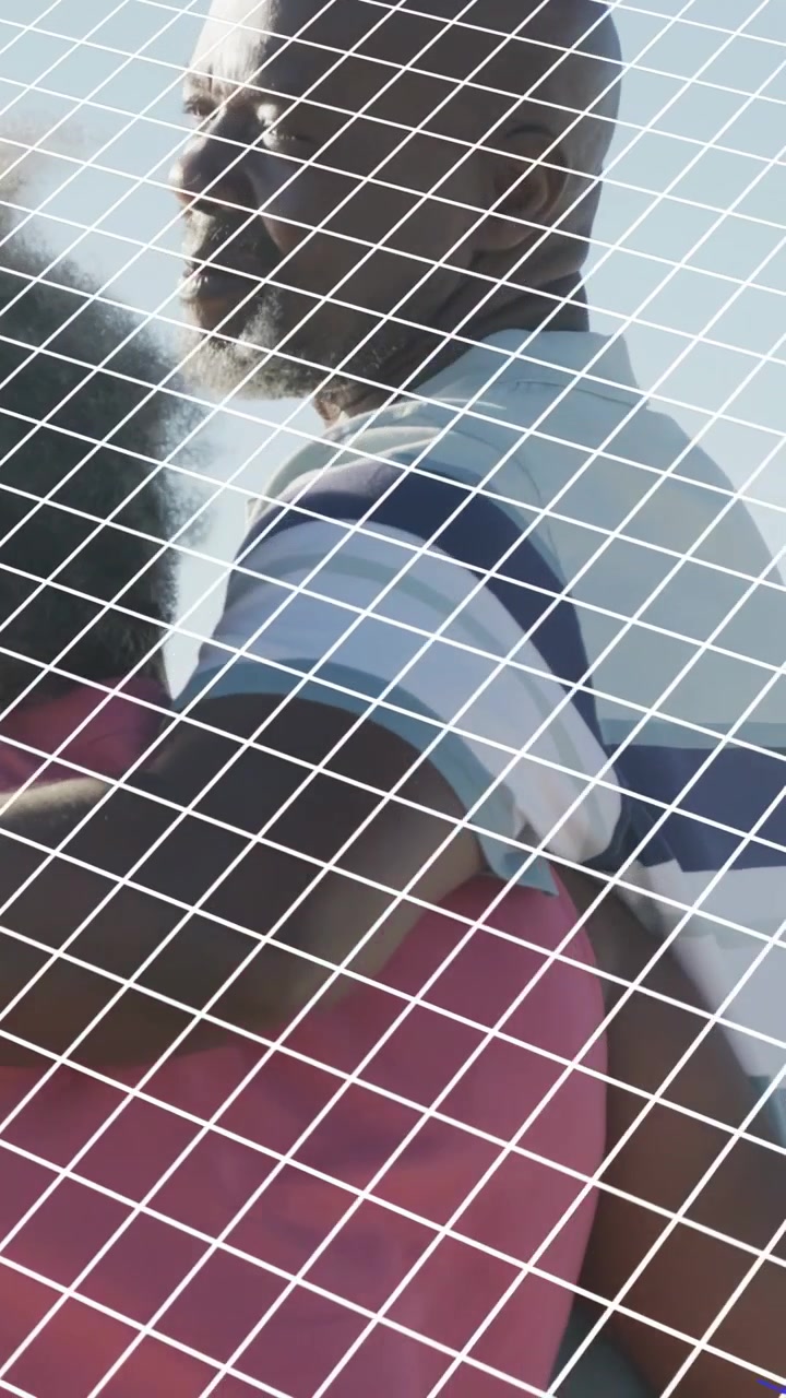 Video verticale: Apparizione di una griglia, grafici finanziari che scorrono su una coppia anziana vicino alla finestra, mostrando dati.