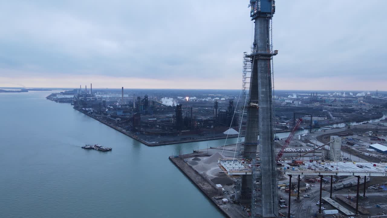 промышленный городской ландшафт и высокий столб моста горди хоу, вид с воздуха