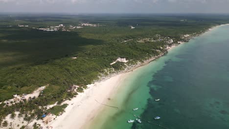 Drone-Vuela-Sobre-Tulum,-México,-Destino-De-Vacaciones-Con-Antiguas-Ruinas-Mayas