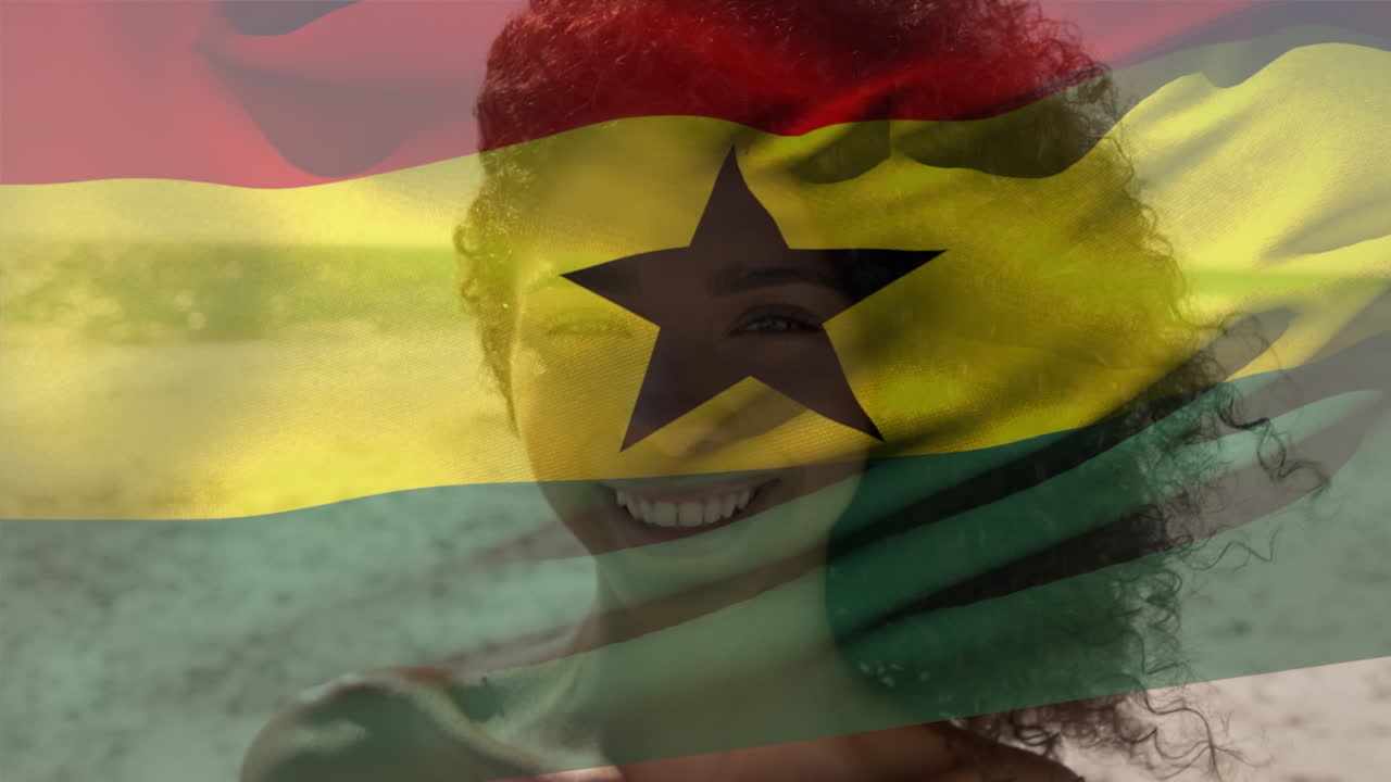 animación de la bandera de ghana ondeando sobre el retrato de una mujer afroamericana sonriente disfrutando en la playa