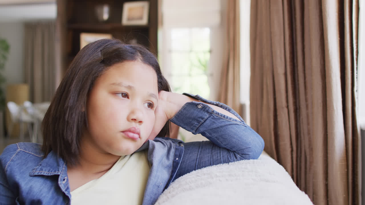 집에서 소파에서 잠을 자는 아시아 소녀의 비디오