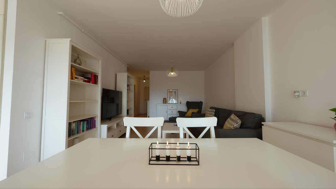 새 아파트의 빈 현대 거실에 초점을 맞춘 측면 오른쪽 운동