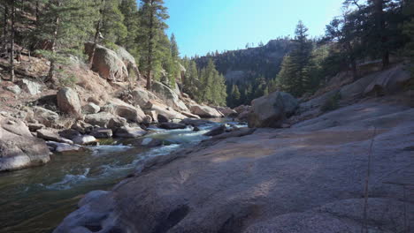 Filmischer-Colorado-River-Cheesmen-Canyon-Auf-Schattigen-Felsbrocken-Winter-Frühling-Warmer-Fliegenfischer-Fischerplatz-Rocky-Mountain-Nationalpark-Friedliche-Berglandschaft-Schwenk-Nach-Links-4k