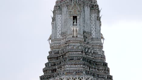 una vista detallada de la belleza arquitectónica de wat arun