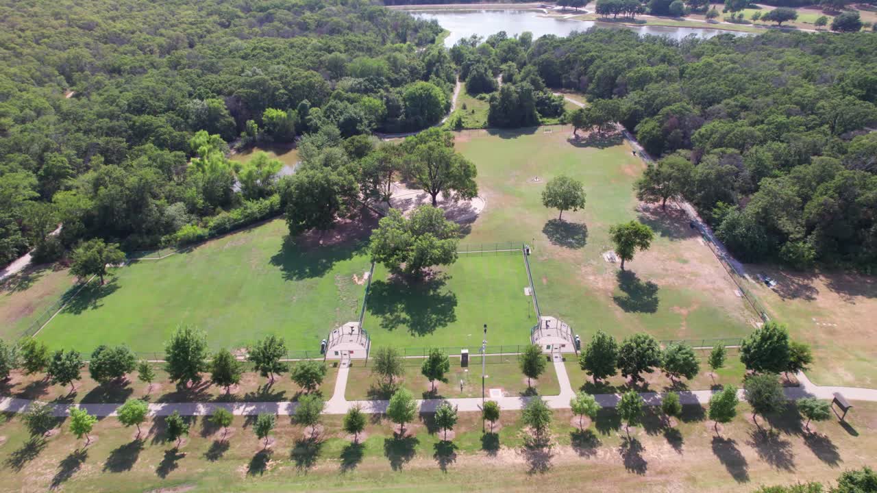 텍사스 주 덴턴에 있는 위글리 필드 강아지 공원의 공중 촬영