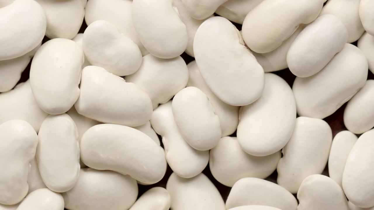 frijoles blancos giratorios disparados desde arriba