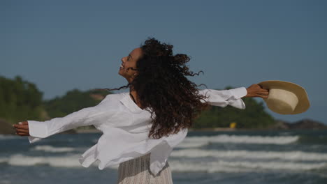 mujer feliz disfrutando de un día soleado