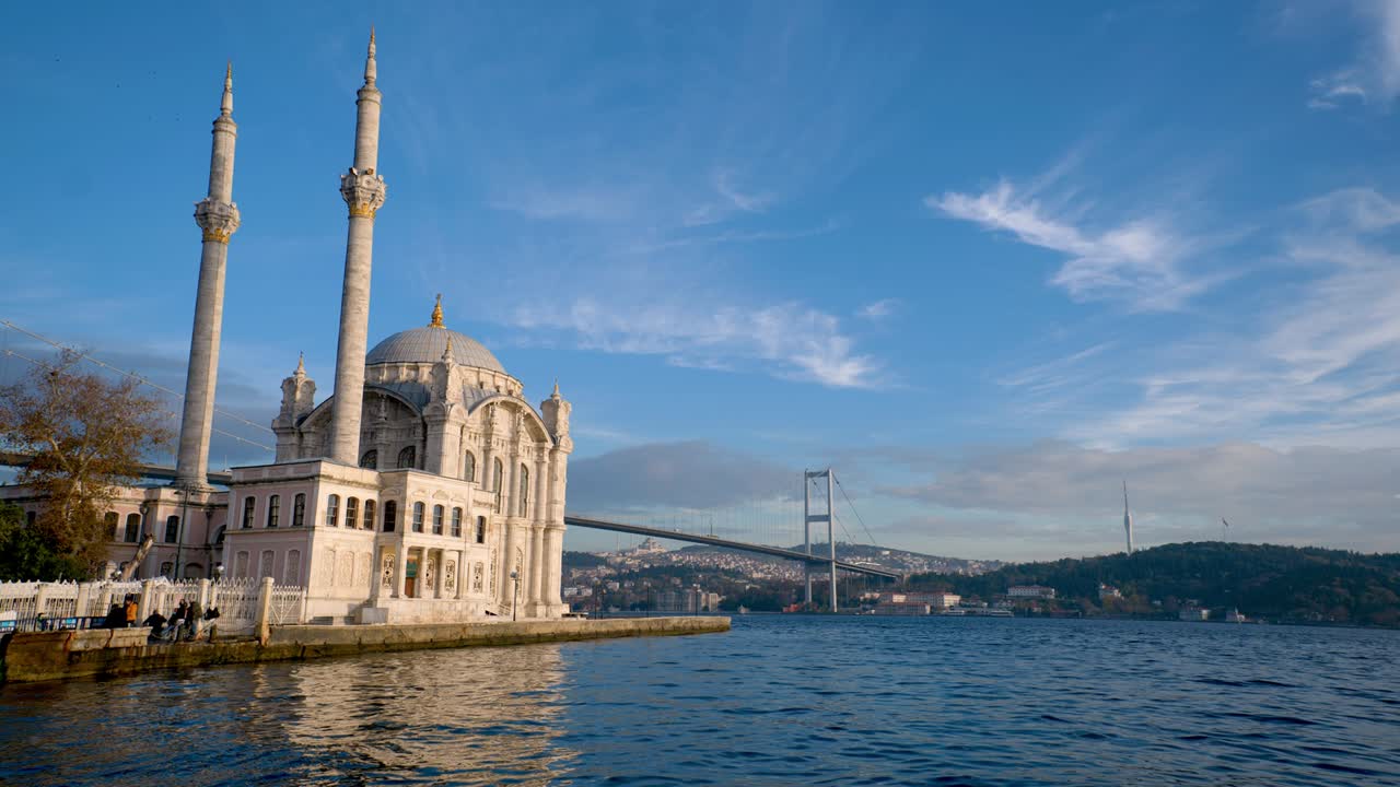 paisaje de la mezquita de ortakoy con un hermoso amanecer puente del bósforo, estambul, turquía
