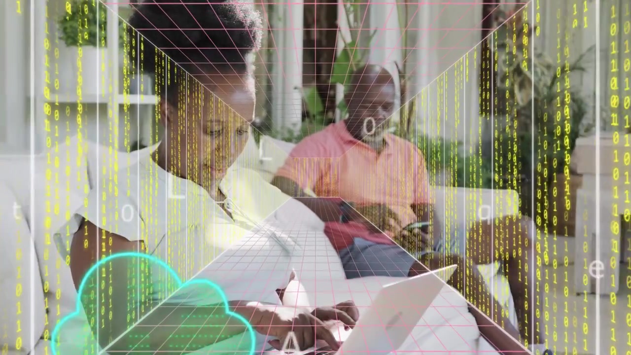 Donna che digita al laptop mentre un uomo tiene in mano un telefono, icone cloud che trasmettono dati binari e tecnologia in sincronizzazione.