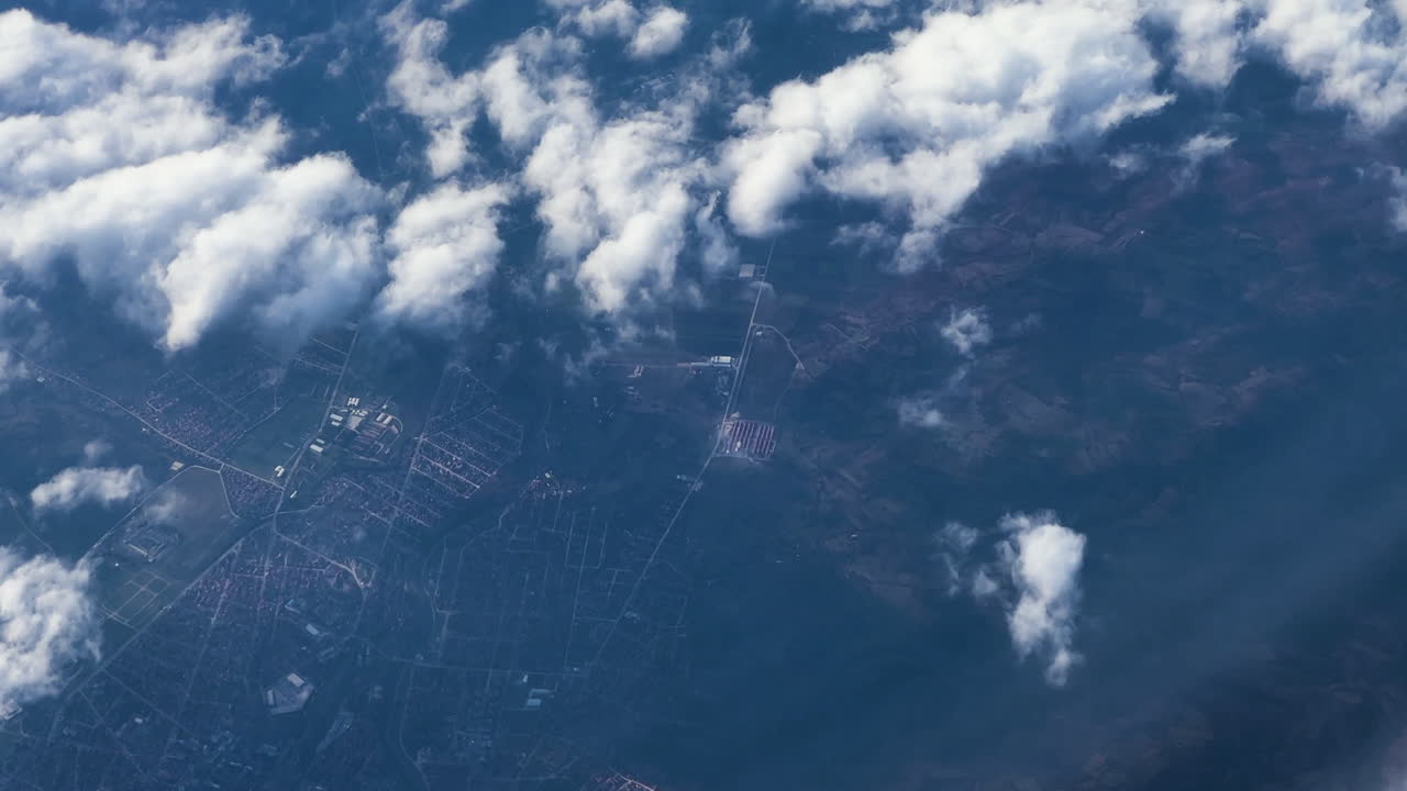 vista aérea de la ciudad y las nubes