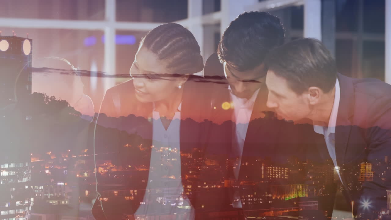 밤의 도시 풍경에 맞서 함께 일하는 사업가들의 디지털 구성