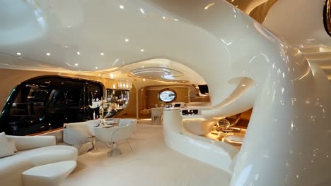 una sala de estar llena de muebles blancos y una escalera de espiral