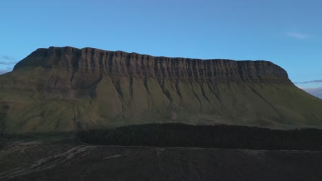 Benbulbin-4k-Filmische-Drohnenaufnahmen-Während-Des-Sonnenuntergangs---Co