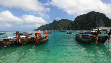 Traditionelle-Boote-Vertäut-Am-Ton-Sai-Beach-Auf-Der-Insel-Phi-Phi,-Provinz-Krabi,-Thailand