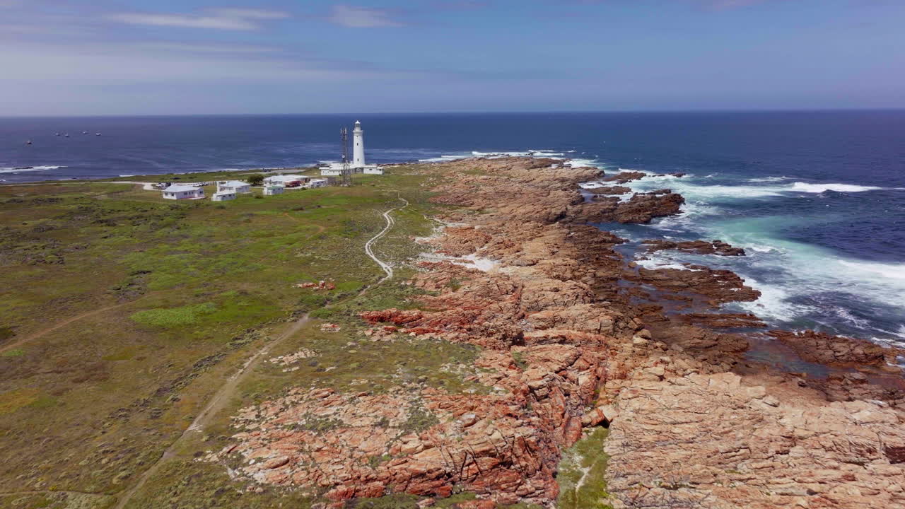 남아프리카 공화국 등대 케이프 세인트 프란시스 여름 정원 경로 jbay 공중 드론 영화 드라이브 스 ⁇  베이 조지 놀라운 아름다운 늦은 오후  ⁇ 빛 험난한 해안 파도 메일 새 앞으로