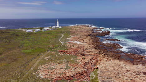 Südafrika-Leuchtturm-Cape-St.-Francis-Summer-Garden-Route-Jbay-Luftdrohne-Filmische-Fahrt-Von-Still-Bay-George-Atemberaubend-Schön-Am-Späten-Nachmittag-Sonnig-Zerklüftete-Küste-Wellen-Möwenvögel-Vorwärts