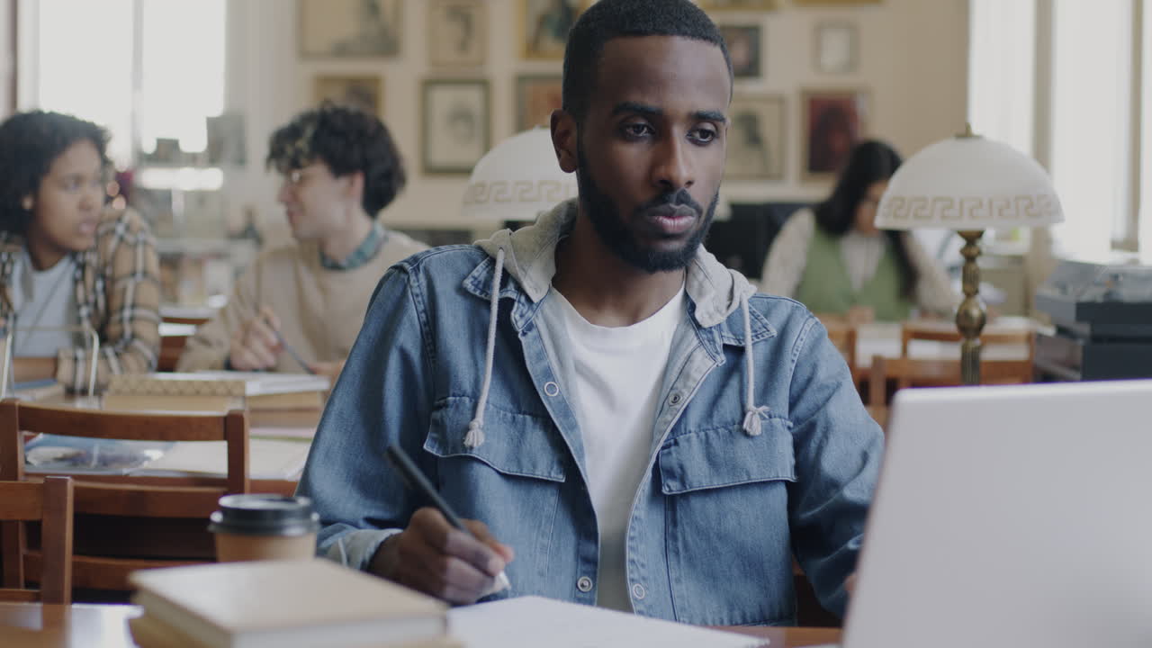 estudiante que trabaja en una biblioteca