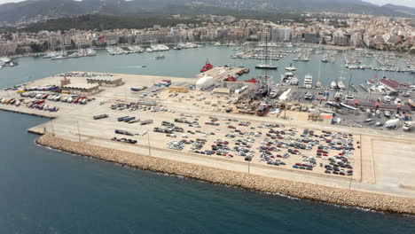 Großer-Steg-Mit-Parkplatz-Im-Hafengebiet-Von-Palma-Auf-Mallorca