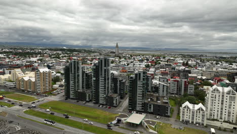 Moderne-Neue-Wohnungen-In-Reykjavik,-Bewölkter-Himmel,-Graue-Luftaufnahme,-Island