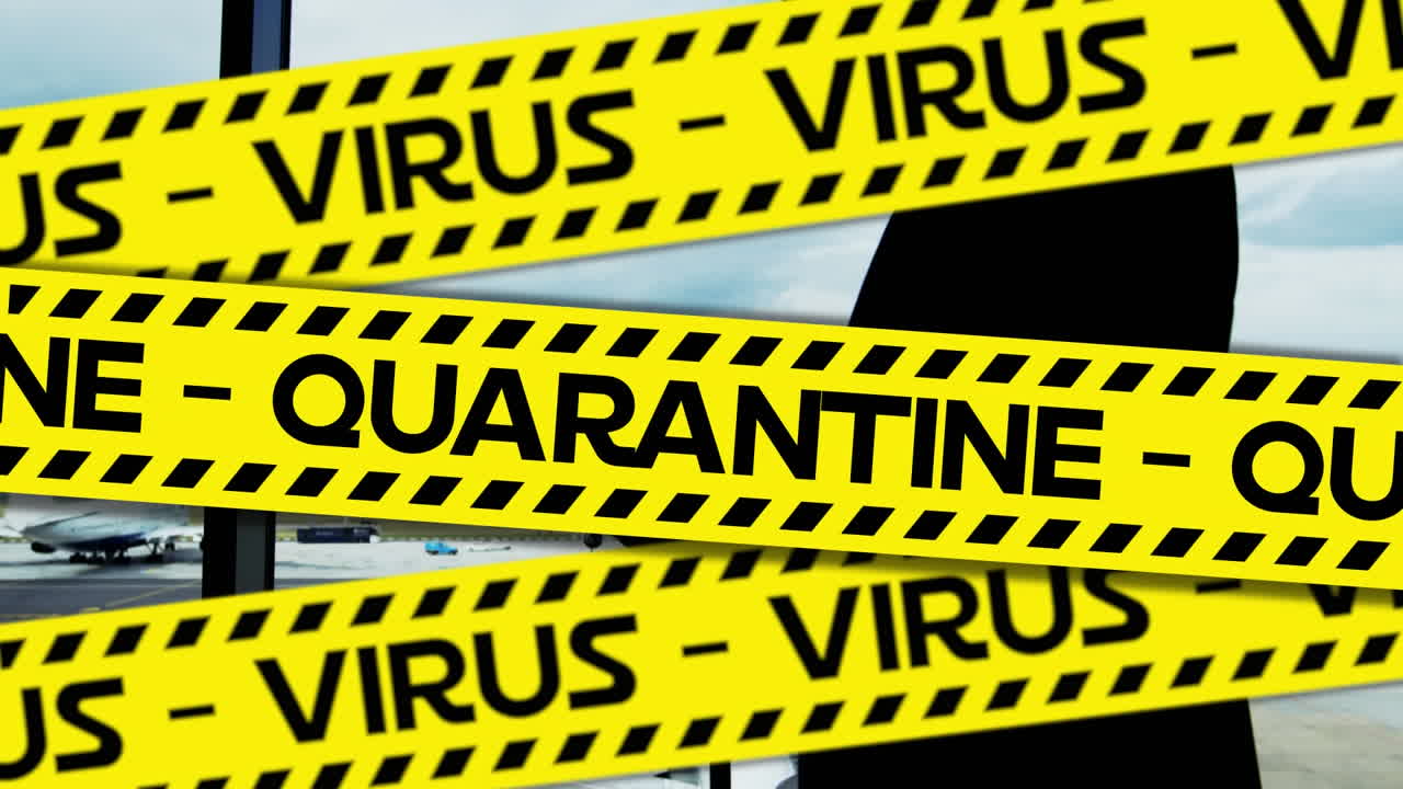 Nastri di polizia gialli con testo 'Quarantena' e 'Virus' contro uomo che cammina in un aeroporto