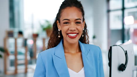 Cara,-Mujer-De-Negocios-Y-Sonrisa-En-El-Centro-De-Llamadas