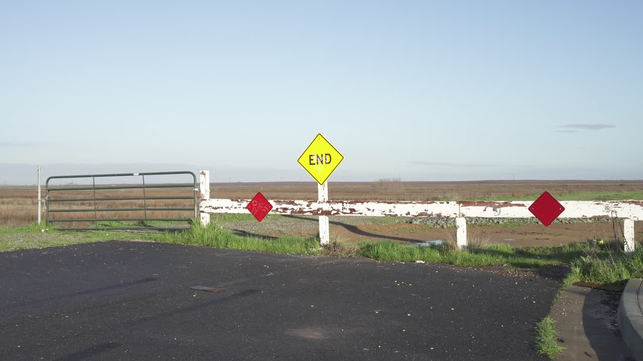 평온한 캘리포니아 하늘을 배경으로 도로 표지판의 고전적인 끝