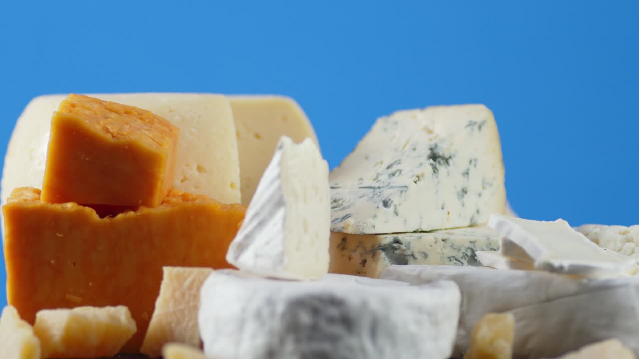 diferentes variedades de quesos giran lentamente.