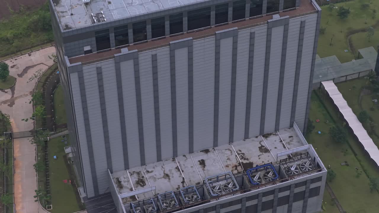 Exterior de un edificio moderno de centro de datos en Yakarta, Indonesia. Vista aérea de las instalaciones mostrando los sistemas de refrigeración de la azotea y la infraestructura tecnológica