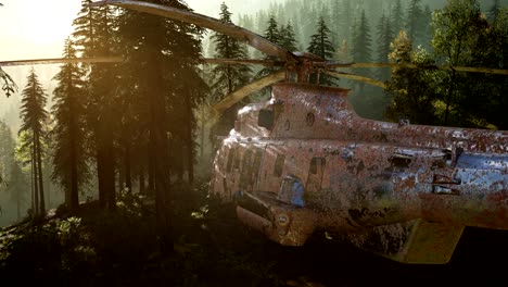 viejo helicóptero militar oxidado