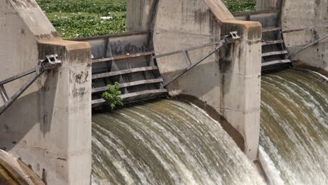 Schleusentore-Am-Hartbeespoort-Staudamm-öffnen-Sich-Leicht-Und-Ermöglichen-Den-Abfluss-Von-Hochwasser