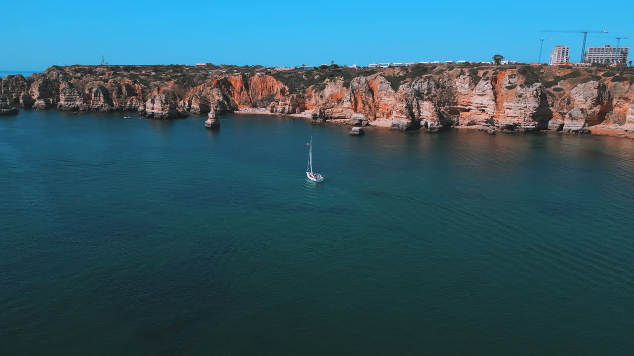 포르투갈 알가르베 의 프라야 도나 아나 에서 여름 에 바다 에서 배 를 타고, 공중 드론 으로 보는 모습