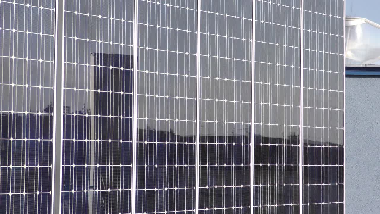 PAN AND ZOOM SHOT ON SOLAR PANELS SYSTEM POWER SYSTEM ON THE ROOF DURING THE DAY, VERTICAL MOUNT