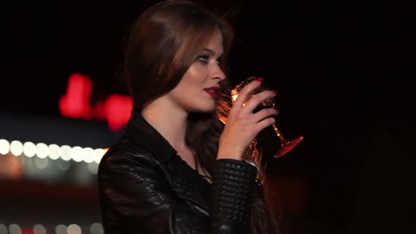 mujer bebiendo vino por la noche