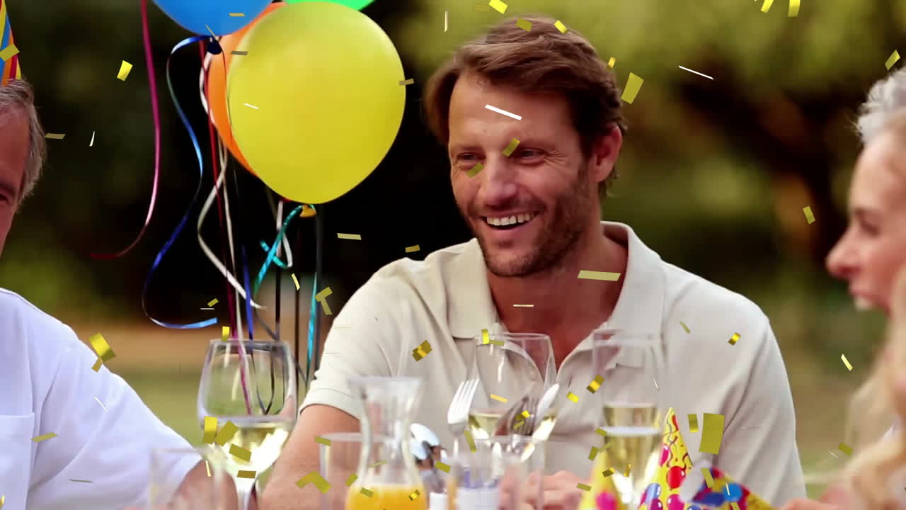 Man van middelbare leeftijd lacht op het terras, toont een zakelijk thema met wijnglazen, confetti en ballonpictogrammen
