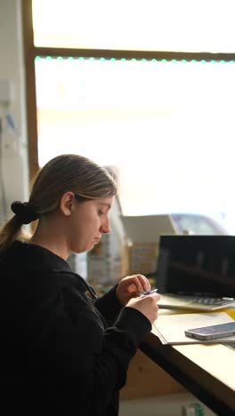 mujer trabajando en un café