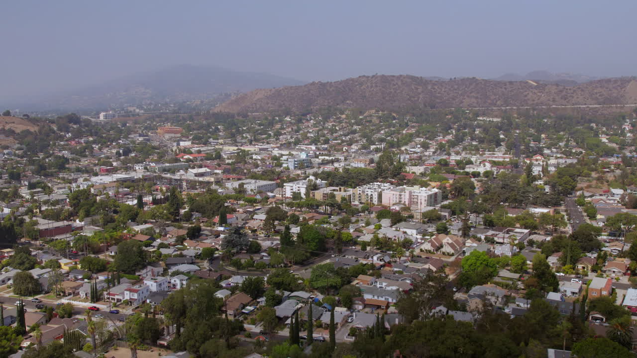 subida aérea sobre eagle rock en los ángeles, california en un bonito día de verano