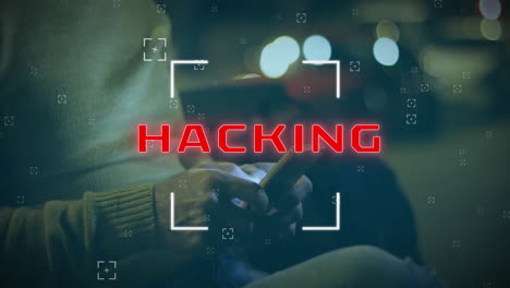 animación de hackeo de texto y procesamiento de datos sobre un hombre afroamericano usando un teléfono inteligente